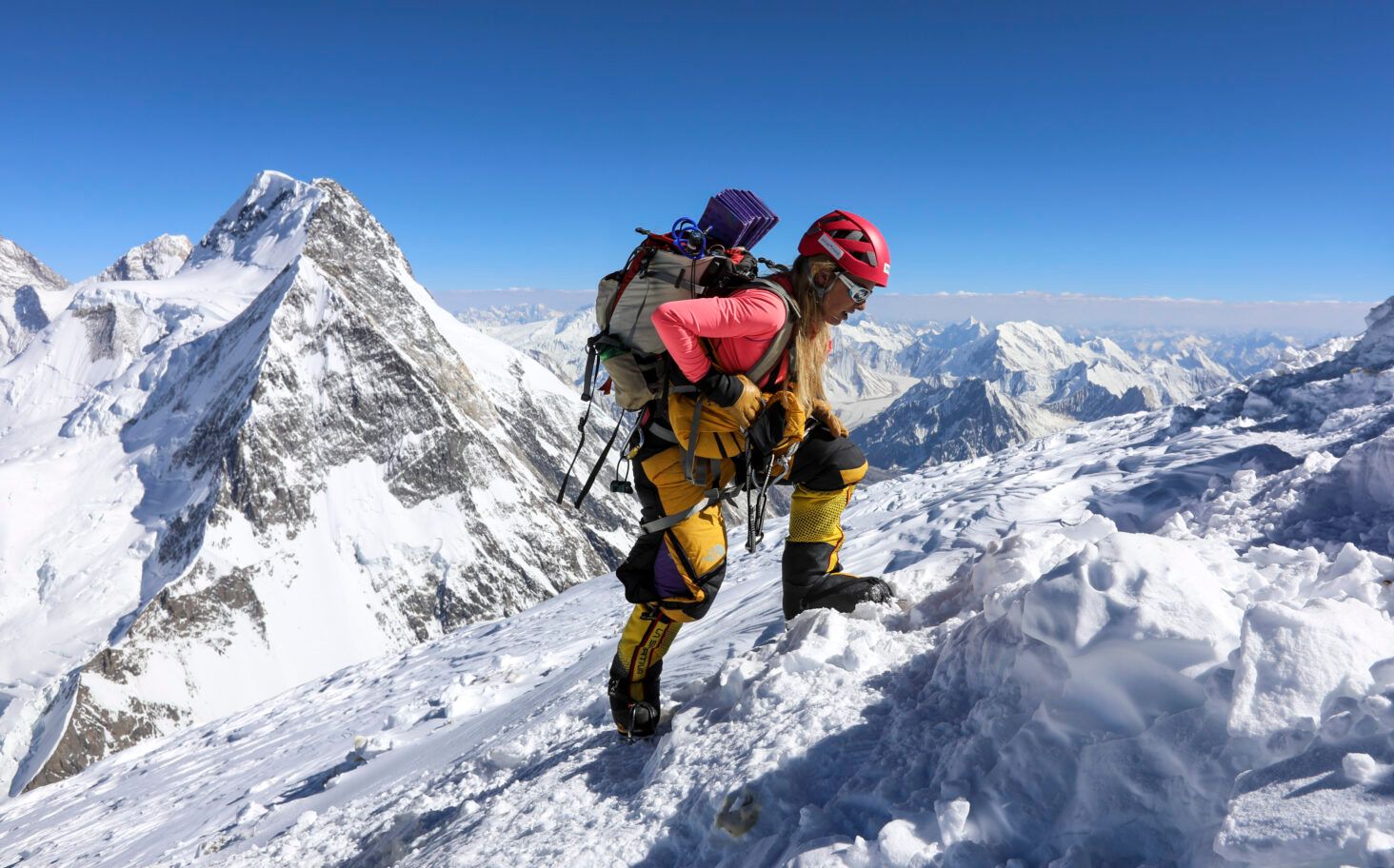 karina oliani climbing a mountain